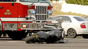 Accident grav de motocicletă, iar vehiculul a luat foc. Pasagera de 35 de ani este în comă