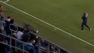 Imagini incredibile. Un bebeluș a intrat pe un teren de fotbal și a întrerupt un meci din campionatul american