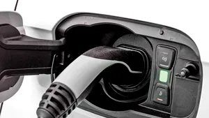 Interesul pentru maşinile electrice şi hibride creşte, susţinut de costul mai redus cu alimentarea