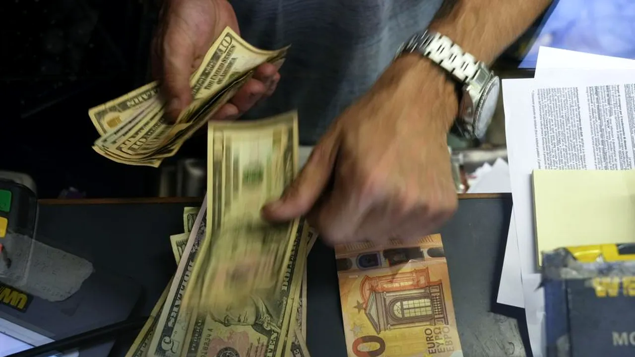 NEWS ALERT Un DOLAR valoarează de azi mai mult ca un EURO şi în România. Cursul BNR confirmă căderea EURO de pe pieţele externe
