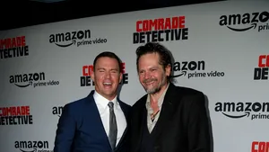 FOTO, VIDEO | Florin Piersic Jr., pe covorul roşu la Hollywood, alături de Channing Tatum, la premiera serialului “Comrade Detective”, produs în România. Tatum, laude pentru actorii români