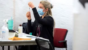 Proiectul care prevede acordarea unei zile libere pentru vaccinare, adoptat în Comisia pentru Muncă