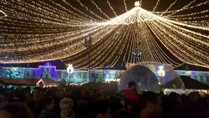 Târgul de Crăciun de la Sibiu s-a deschis oficial: peste zece mii de oameni, în Piaţa Mare / O proiecţie grandioasă transformă centrul oraşului într-o veritabilă pădure de brazi, acoperită de ninsoare | GALERIE FOTO, VIDEO