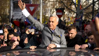 VIDEO Călin Georgescu a depus o coroană de flori la Monumentul Ostașului Necunoscut de Ziua Unirii. Zeci de susținători scandează