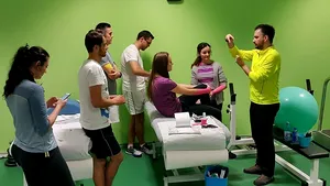 SPECIAL | Fantastica poveste a kinetoterapeutului român care a lucrat la clubul Middlesbourgh şi cu celebrele trupe Red Hot Chili Peppers, Pink Floyd şi Dream Theatre FOTO