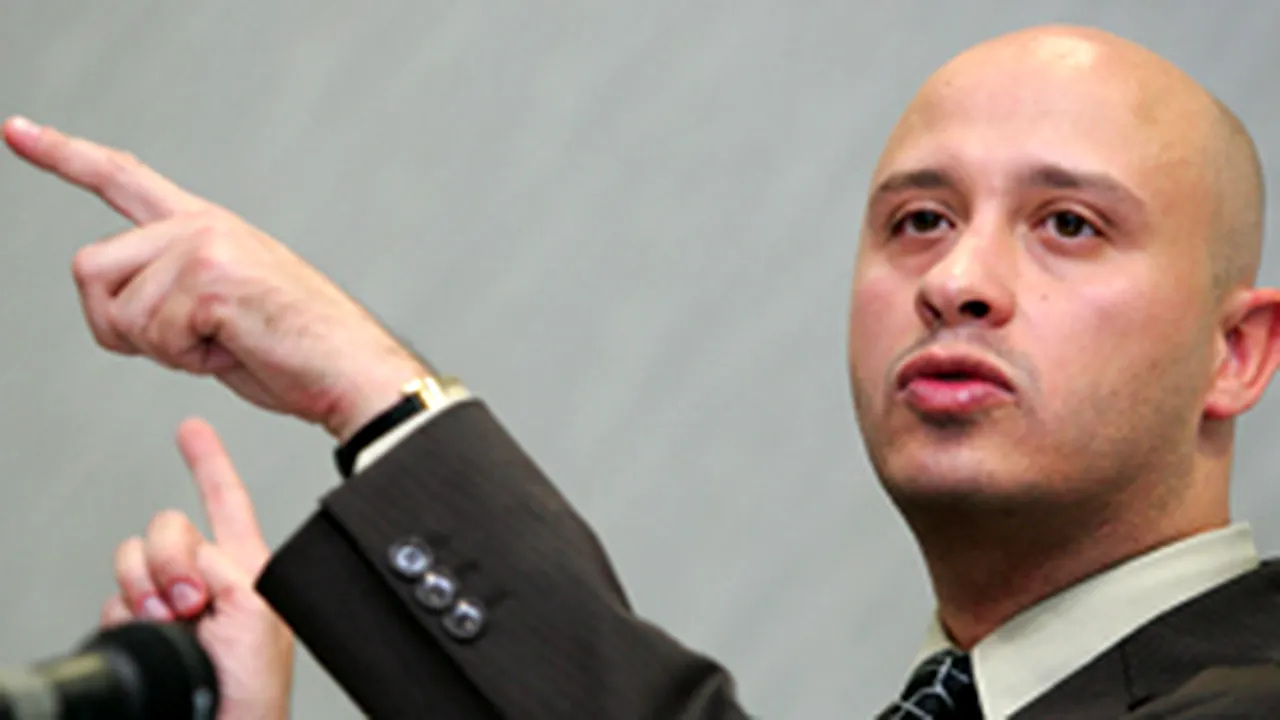 Bodu a vrut să-i dea lui Vanghelie un peşte, dar nu a fost lăsat să intre în Primăria Sectorului 5