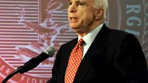 John McCain îi atacă pe candidaţii democraţi pe tema retragerii din Irak