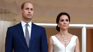 FOTO | Glamour diplomatic: Ducesa de Cambridge i-a cucerit pe polonezi într-o rochie de cocktail creată de un designer local, care a îmbrăcat-o şi pe Halle Berry