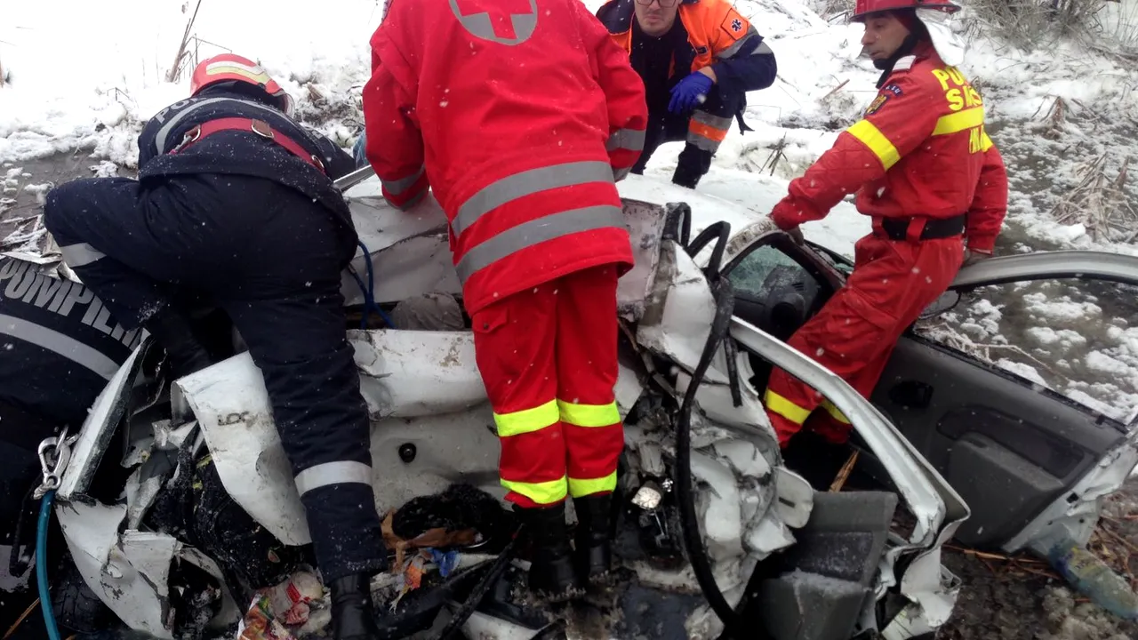 Patru persoane în stare gravă, după ce o maşină s-a ciocnit cu un TIR, pe DN 7, în Argeş