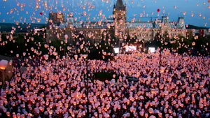 Ploieşti: Unul dintre lampioanele lansate spre cer de Revelion a ajuns pe o copertină care a luat foc