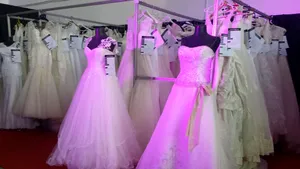 GALERIE FOTO „Mărită-ţi rochia!”, program prin care 350 de foste mirese îşi vând ţinuta la preţ redus. Unde poţi găsi acest târg INEDIT de mirese