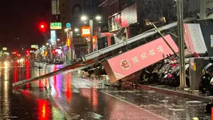 Taifunul Danas a lovit Taiwanul cu vânturi și ploi puternice. Au fost raportate pagube însemnate si sute de victime