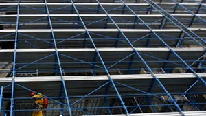 Un bărbat s-a urcat pe Arcul de Triumf, reclamând că imobilul în care locuia a fost vândut ilegal