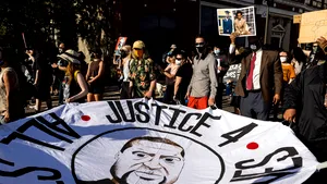 Incidente la comemorarea morţii lui George Floyd. Focuri de armă în aproprierea intersecţiei unde acesta a murit