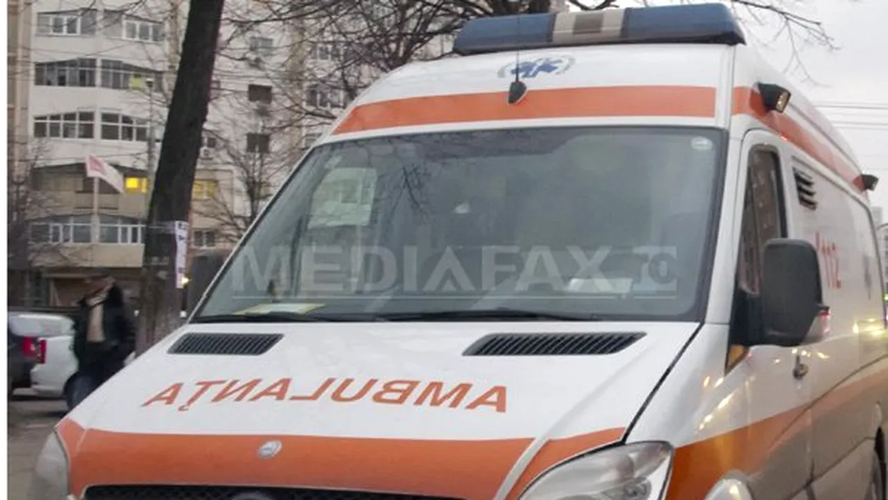 Un elev s-a aruncat de la etajul doi al unui liceu. Adolescentul este în stare gravă