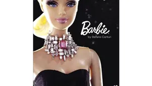 O păpuşă Barbie accesorizată cu un colier cu diamante, vândută la preţ record