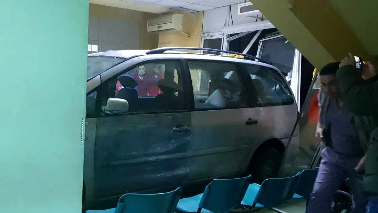 Panică la Craiova. Un bărbat a intrat cu maşina prin uşile spitalului de Urgenţă/ Explicaţia neconvingătoare oferită de şofer/ Medic: Un voluntar a fost luat pe capotă | FOTO 