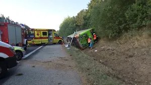 Cel puţin 16 persoane au fost rănite după ce un autocar s-a răsturnat pe o autostradă din Germania/ UPDATE: Reacţia companiei care operează vehiculul