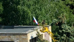 Războiul din Ucraina, ziua 91. Zelenski vrea discuţii cu Putin. Şeful administraţiei militare regionale din Doneţk: Armata rusă a intrat în Svitlodarsk. Steagurile ruseşti au fost deja arborate acolo. Atacuri cu rachete ruseşti asupra regiunii Dnipropetrovsk şi asupra regiunii Zaporizhzhia: numărul răniţilor a crescut la patru