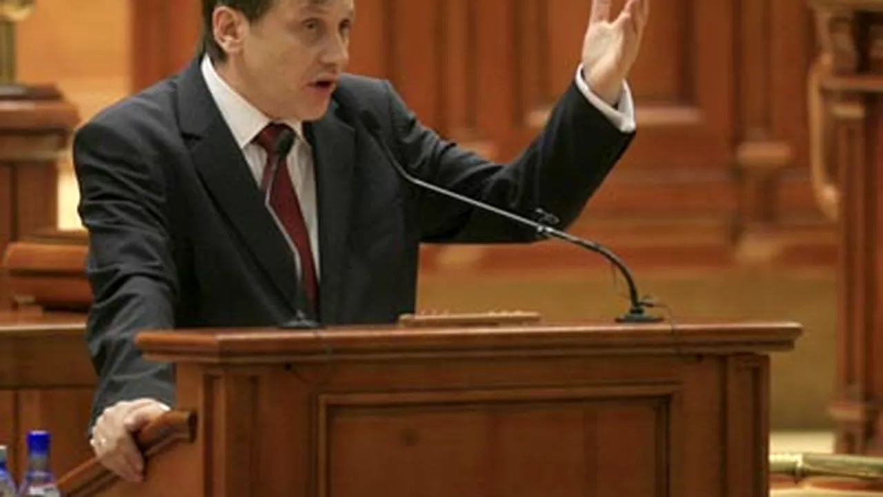 Antonescu: Ieşirea din sală a PDL la moţiune ţine de cramponarea de putere a lui Băsescu