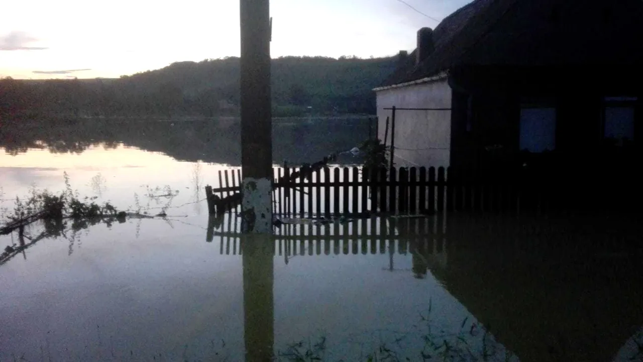 INUNDAŢII în ţară. În Sibiu, peste 50 de locuinţe, evacuate din cauza inundaţiilor/ Mai multe curţi din judeţul Mureş, sub ape - FOTO