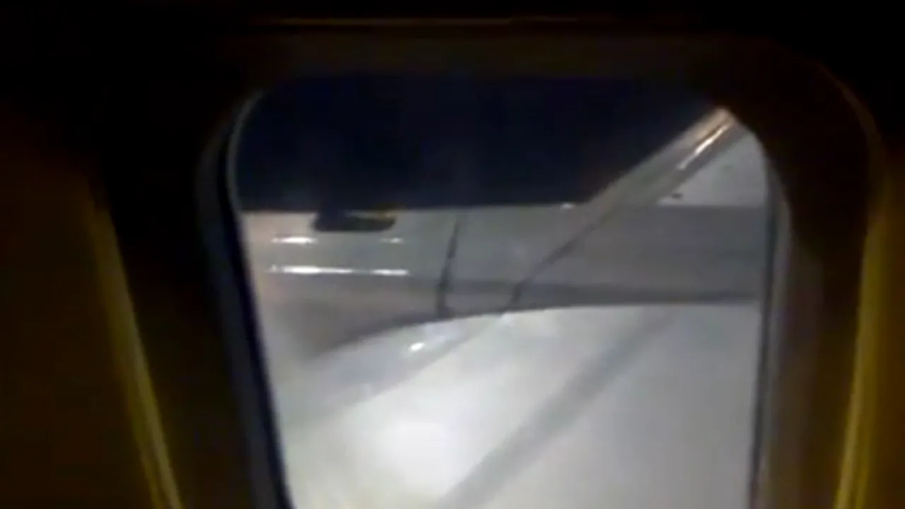 Panică într-un avion la Moscova, după descoperirea unei găuri într-o aripă. Zeci de pasageri au părăsit aeronava - VIDEO