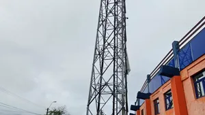 Recidivă la înălţime: Un bărbat protestează pe un stâlp de iluminat al stadionului Ceahlăul