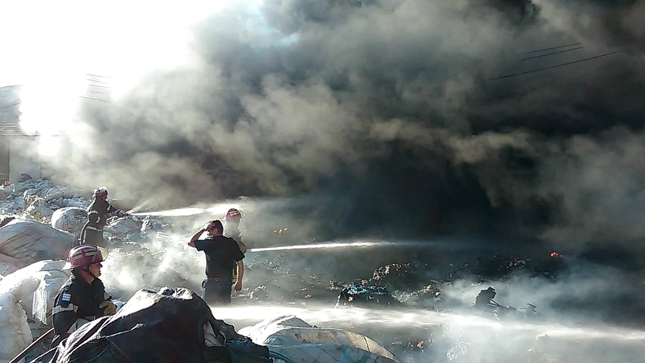 Incendiu puternic la un depozit de deşeuri mase plastice din Arad. Fumul dens se vede din cartiere. FOTO