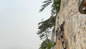 CELE MAI PERICULOASE drumuri din lume: Mii de oameni merg pe scânduri la 2.000 de metri înălţime ca să vadă ce se află în vârful unui munte - VIDEO