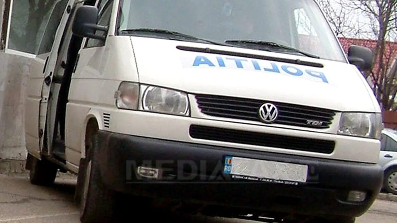 Dâmboviţa: Un poliţist şi-a împuşcat iubita, după care s-a sinucis. Tânăra este sora fostului fotbalist de la Petrolul Marian Pârşă