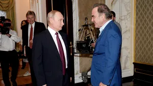 Cineastul Oliver Stone i-a cerut lui Vladimir Putin să fie naşul fiicei sale