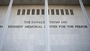 Spectacole anulate după ce Trump și-a adăugat numele la Centrul Kennedy