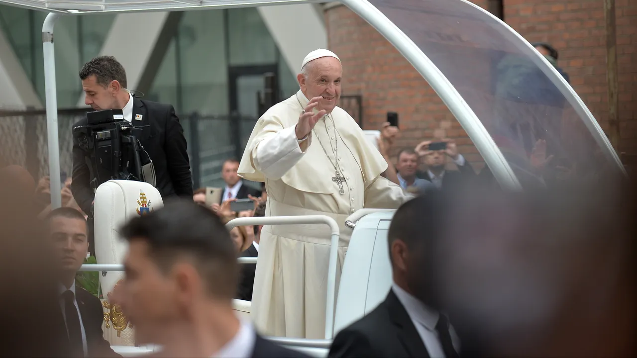 Impresionant. Papa, mesaj în română pe Twitter, la câteva minute după plecarea sa din România: Fecioara Maria să-şi întindă ocrotirea ei de mamă 