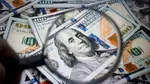 Dolarul rămâne stabil în timp ce traderii așteaptă datele privind inflația din SUA și reuniunea BCE
