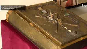 Jaf incredibil în Franța: A fost furată „cea mai scumpă carte din lume”