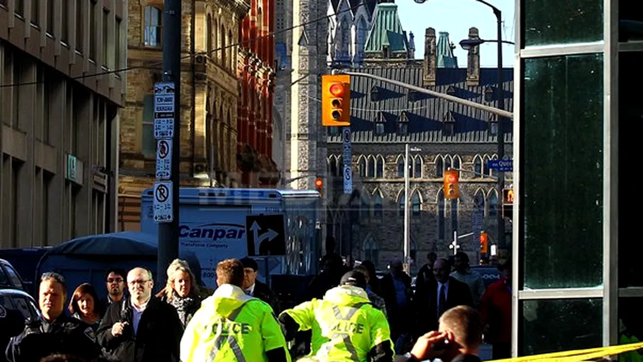 Un bărbat, reţinut la Ottawa la câţiva metri de premierul Stephen Harper, care depunea o coroană de flori