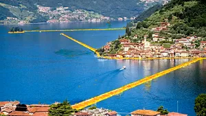 Christo merge pe apă: Instalaţie cu alei plutitoare, înfăşurate în material muştar,în zona Lombardia - VIDEO LIVE