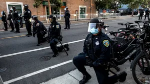 Un poliţist de culoare refuză să îngenuncheze în faţa protestatarilor „George Floyd”. Va sta în genunchi doar în faţa lui Dumnezeu