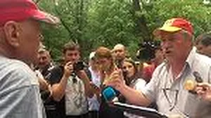 Zeci de susţinători şi protestatari, la sediul PSD. Un bărbat, amendat de jandarmi/ Dragnea: 