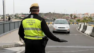 FOTO | Atac în Barcelona. Doi suspecţi au fost reţinuţi după ce au pătruns cu maşina în incinta aeroportului