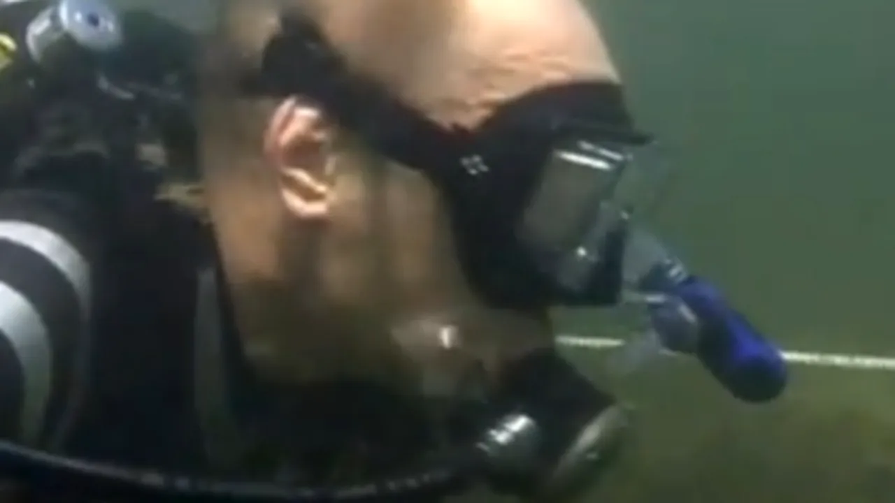 Vladimir Putin, vânătorul de comori submarine. Premierul a găsit două amfore antice la Atlantisul rusesc - VIDEO