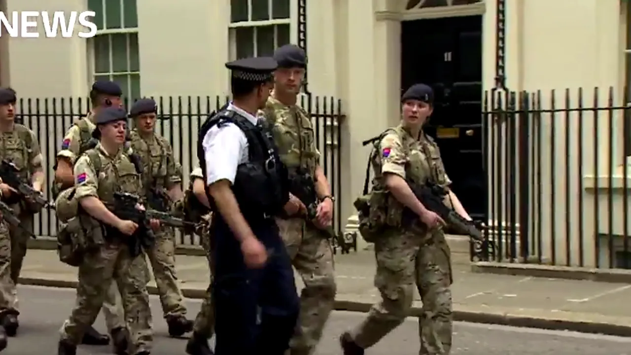 FOTO VIDEO Trupe militare PĂZESC obiectivele majore din Londra, inclusiv reşedinţa premierului
