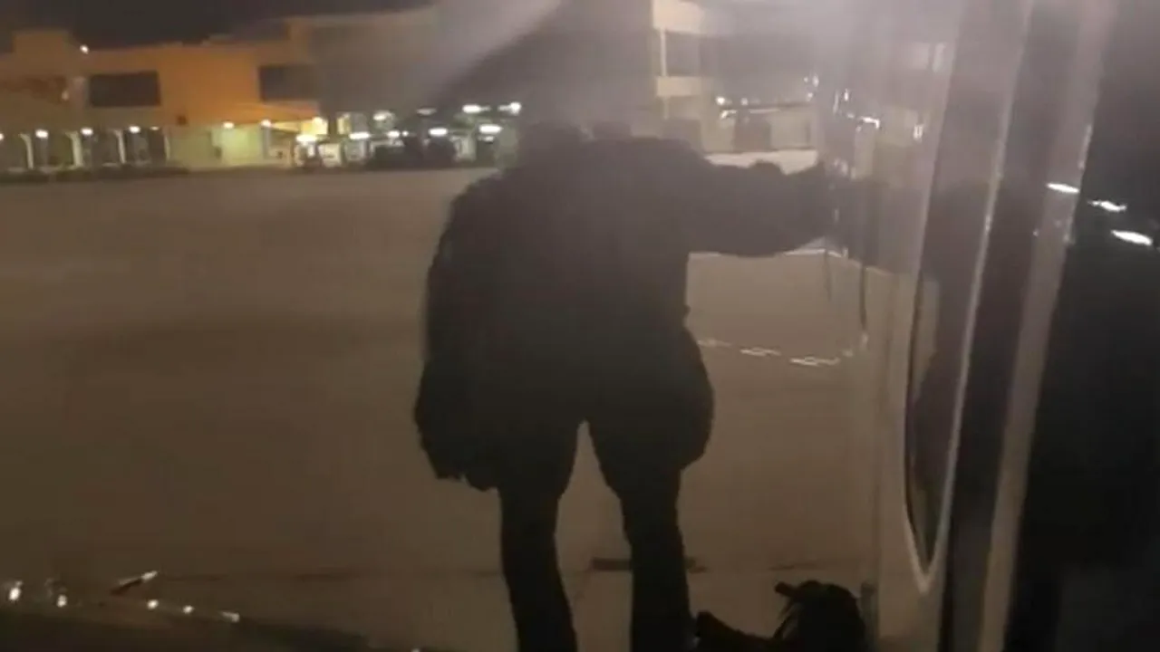 Un pasager a folosit ieşirea de urgenţă a avionului, supărat că a aşteptat prea mult. Poliţia a intervenit de urgenţă | VIDEO