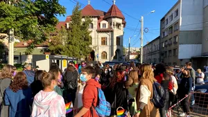 FOTO VIDEO Primul marş PRIDE din Iaşi. Sărbătorirea diversităţii, sancţionată de preoţi: „se propagă pe străzile Iaşului chipul păcatului contra firii”