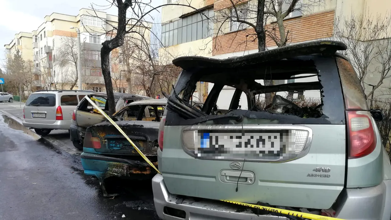 FOTO şi VIDEO: Maşini arse pe o stradă din Craiova. Pompierii au stabilit cum a pornit incendiul 