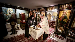 Înmormântările ar putea avea loc doar cu două persoane de faţă, iar sicriul va fi sigilat. Reacţia românilor