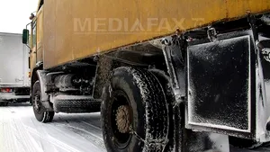 Circulaţia pe şoseaua Oradea - Arad a fost întreruptă, după ce un TIR s-a răsturnat