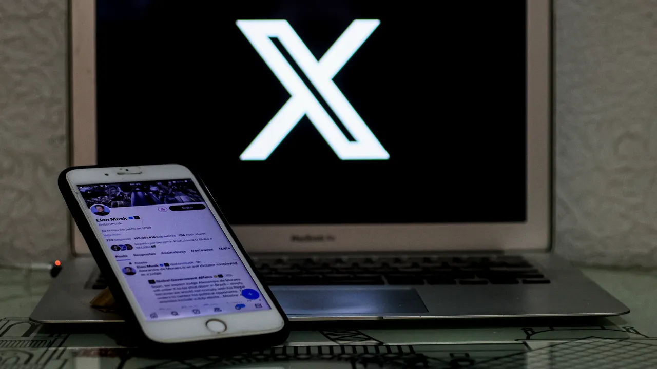 X testează o versiune gratuită a chatbotului Grok, dezvoltat de xAI
