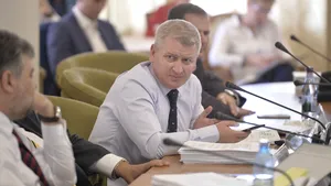 Florin Roman, la începutul şedinţei de plen: Vă rog să solicitaţi retragerea trupelor de jandarmi