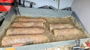 Șase proiectile explozive de 150 mm, descoperite pe traseul Autostrăzii A8, în județul Iași